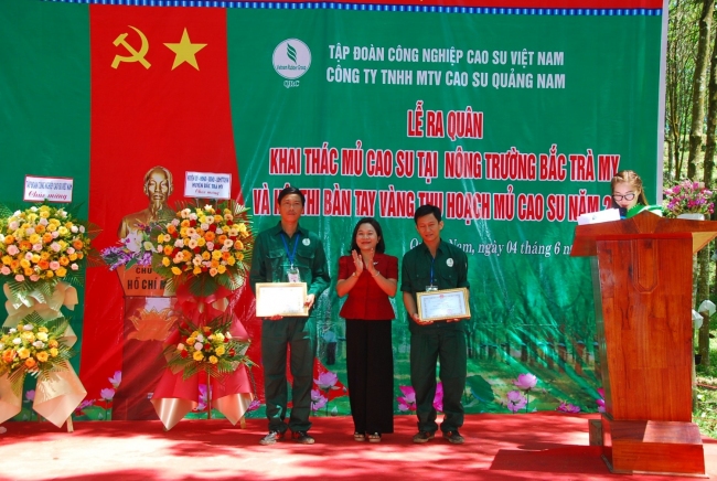 Anh Đỗ Đình Nga và Mai Thanh Dương giành giải nhất Hội thi Bàn tay vàng Cao su Quảng Nam
